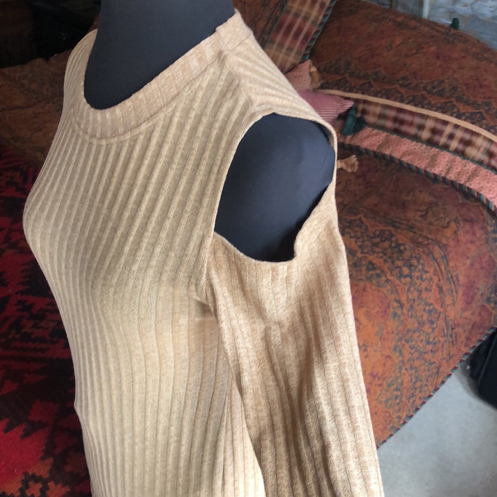 Cold Shoulder Top - Picture 2 of 4